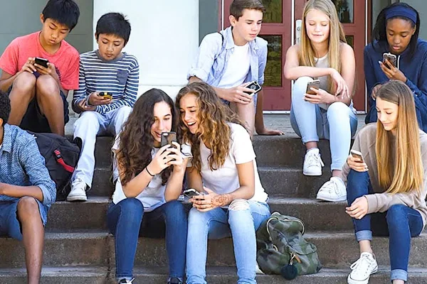Filmmaker: adults can help digitally obsessed teens addiction recovery ebulletin screenagers sequel