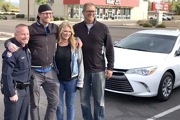 Man Delivers Gift to Phoenix Officer Who Inspired His Sobriety