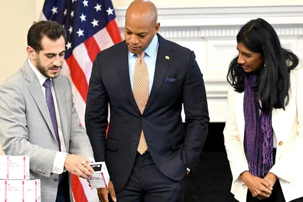 Governors Take Naloxone Training at State House