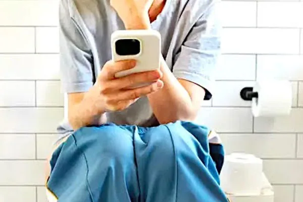 Doctor Warns: You Shouldn’t Scroll On the Toilet